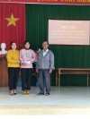 Thường trực Hội ND xã tặng quà cho chị Trần Thị Thanh Thúy tại Hội nghị Tổng kết công tác Hội, phong trào nông dân, công tác ủy thác nguồn vốn vay năm 2022