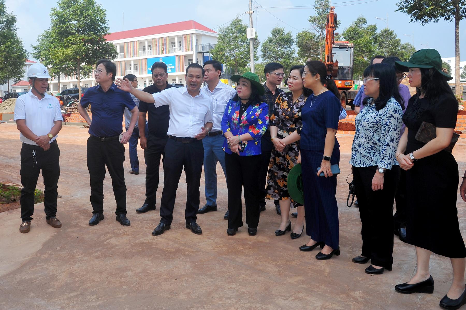 Đoàn công tác của Ban Thường vụ Tỉnh ủy Phú Yên đi thăm khu nhà ở xã hội của khu đô thị Ân Phú. Ảnh: ANH NGỌC