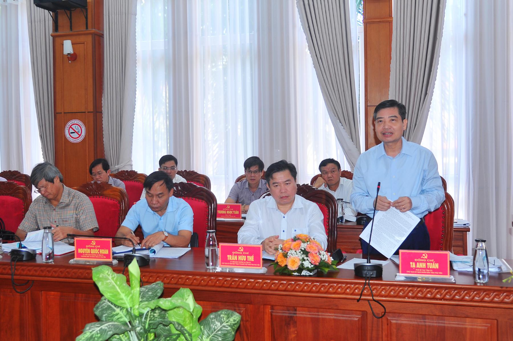 Chủ tịch UBND tỉnh Phú Yên Tạ Anh Tuấn phát biểu một số nội dung liên quan đến đề án sắp xếp đơn vị hành chính cấp tỉnh. Ảnh: ANH NGỌC