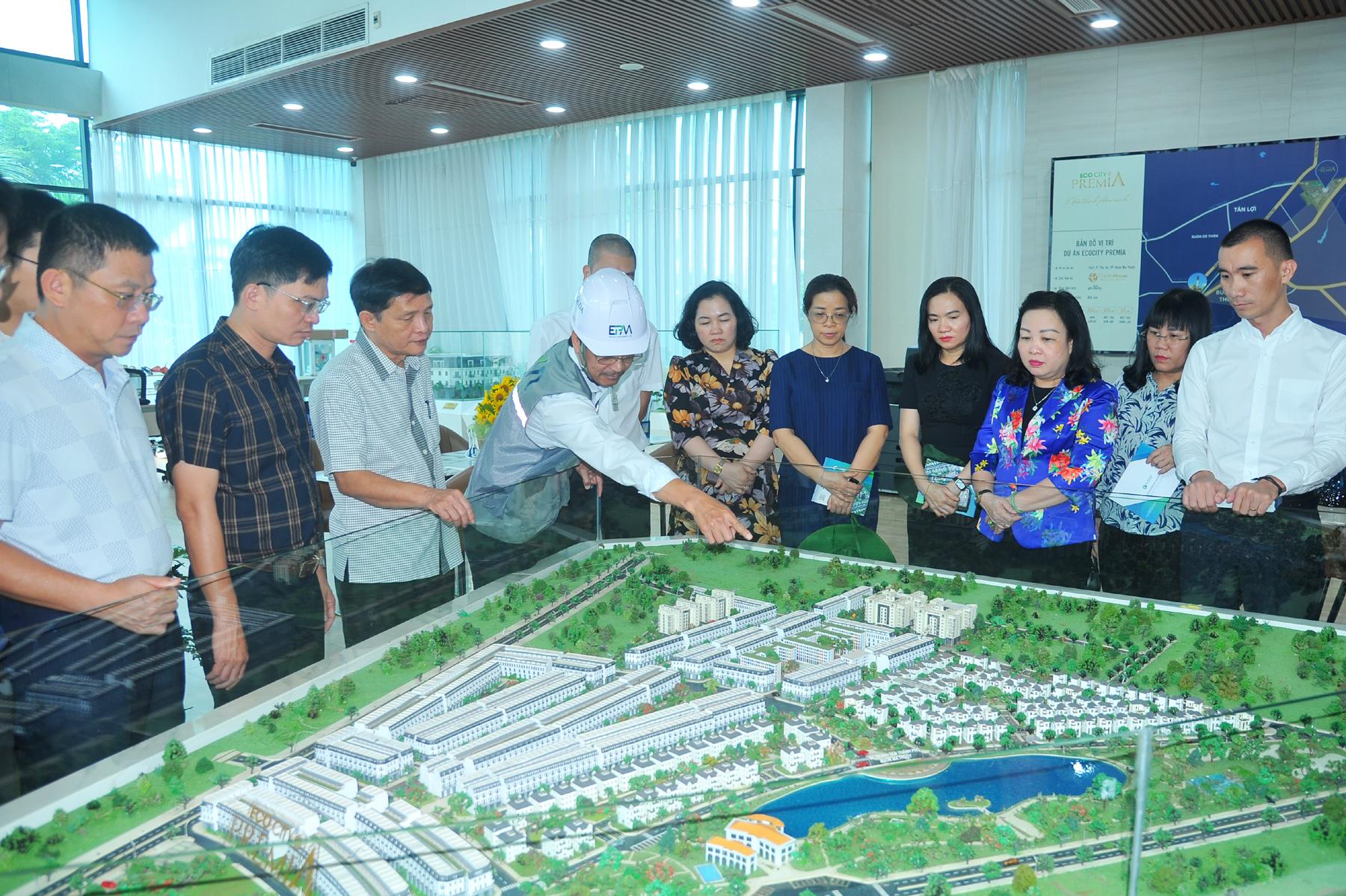 Đoàn công tác của Ban Thường vụ Tỉnh ủy Phú Yên xem sa bàn khu nhà ở xã hội Ecohome. Ảnh: ANH NGỌC