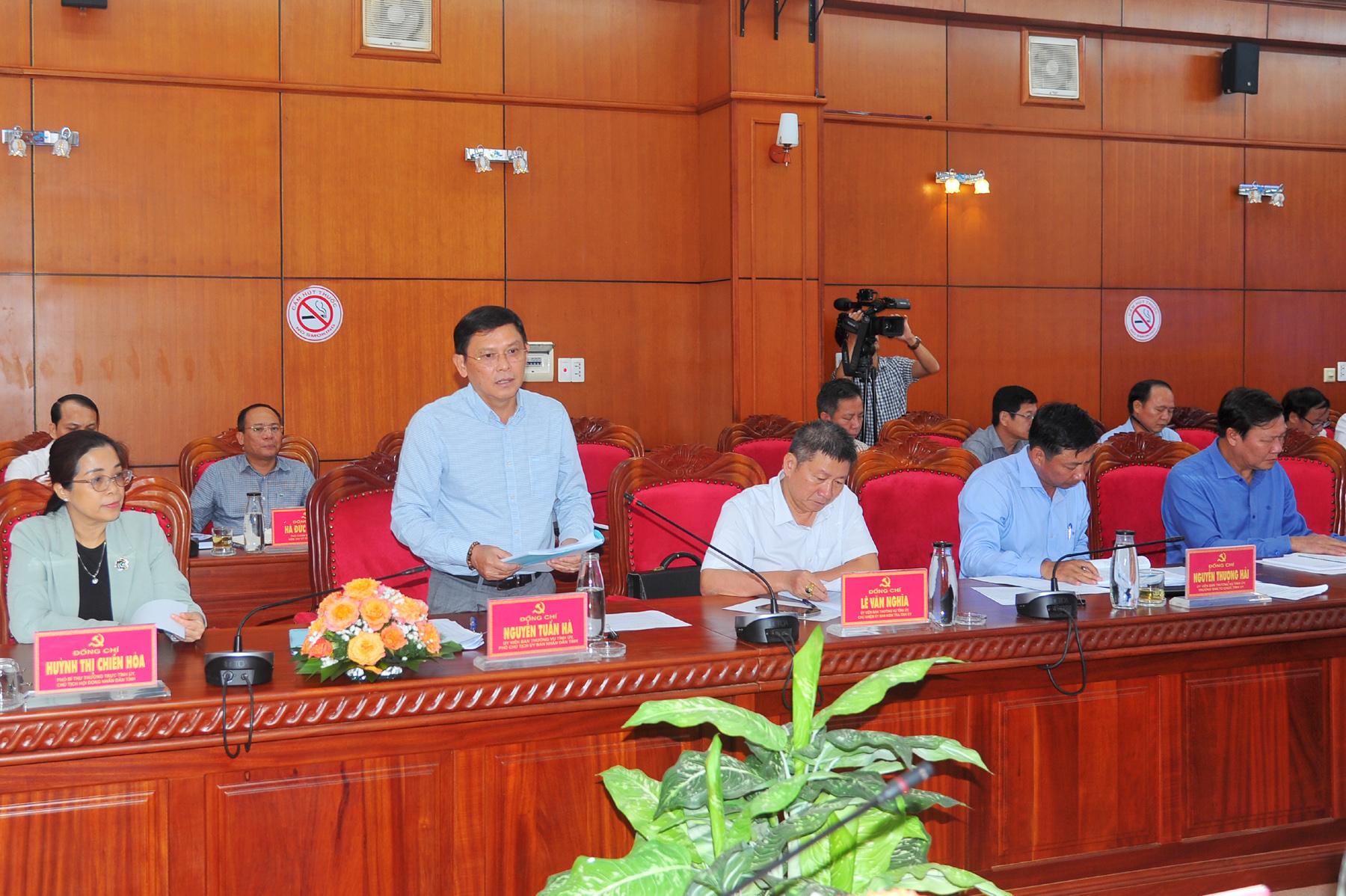Phó Chủ tịch thường trực UBND tỉnh Đắk Lắk Nguyễn Tuấn Hà công bố quyết định thành lập Tổ liên tỉnh để phối hợp xây dựng đề án sắp xếp đơn vị hành chính cấp tỉnh. Ảnh: ANH NGỌC