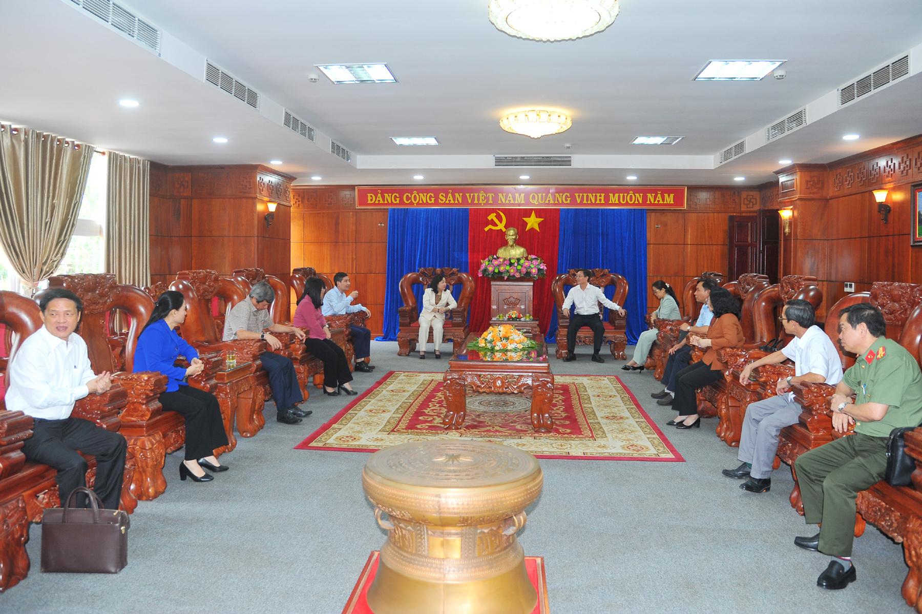 Bí thư Tỉnh ủy Đắk Lắk Nguyễn Đình Trung tiếp và làm việc với đoàn công tác của Ban Thường vụ Tỉnh ủy Phú Yên. Ảnh: ANH NGỌC
