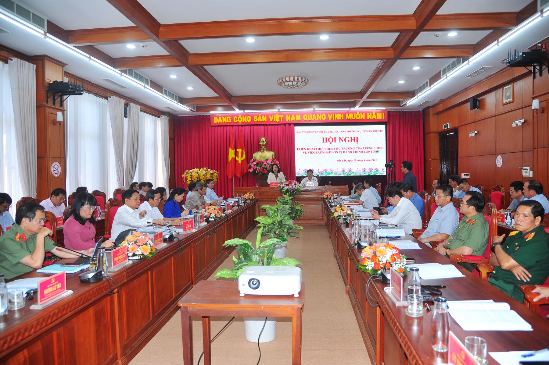 Quang cảnh buổi làm việc giữa Ban Thường vụ Tỉnh ủy hai tỉnh Phú Yên và Đắk Lắk. Ảnh: ANH NGỌC