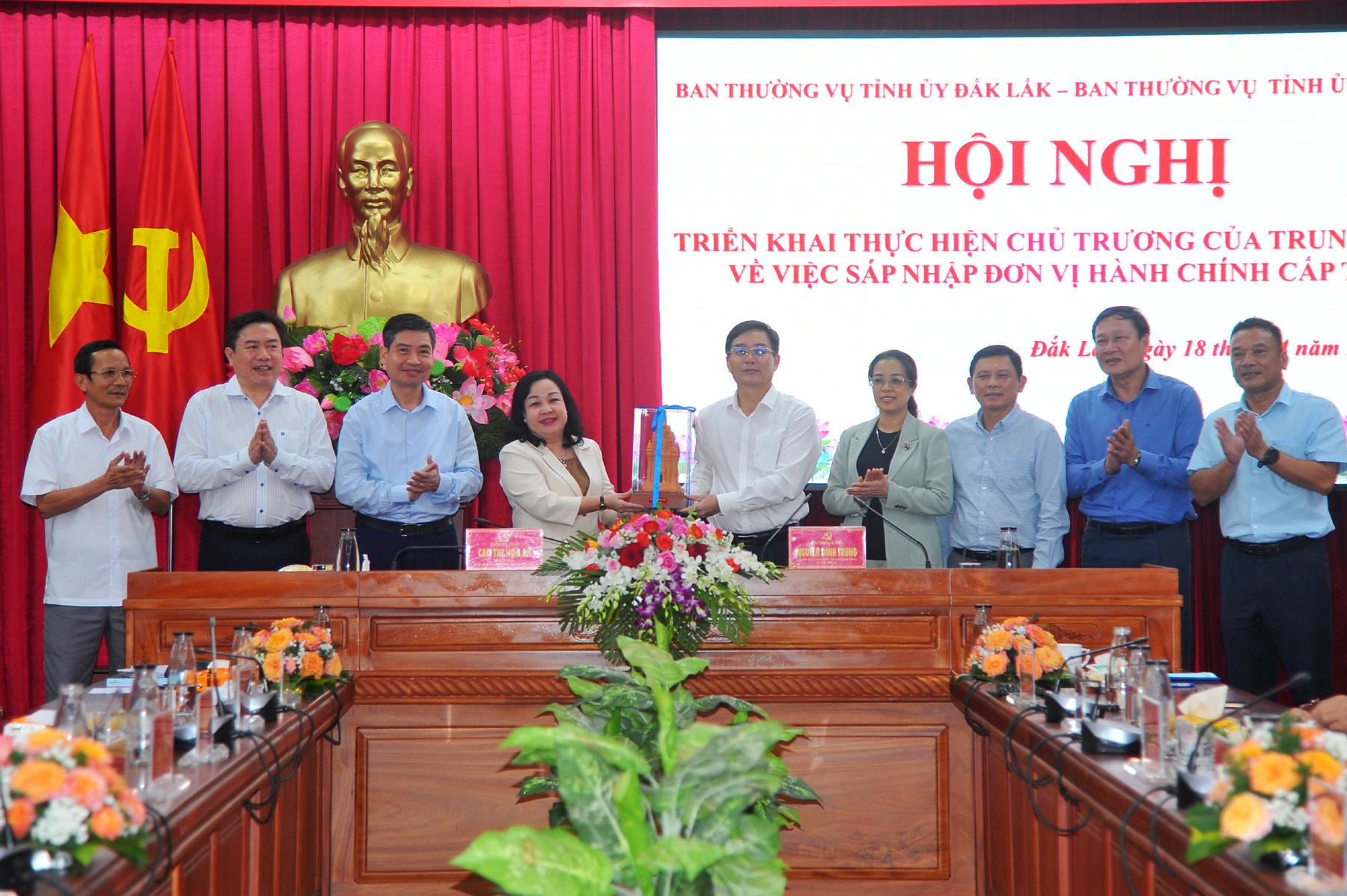 Ban Thường vụ Tỉnh ủy Đắk Lắk tặng bức tranh phong cảnh Đắk Lắk cho Ban Thường vụ Tỉnh ủy Phú Yên. Ảnh: ANH NGỌC