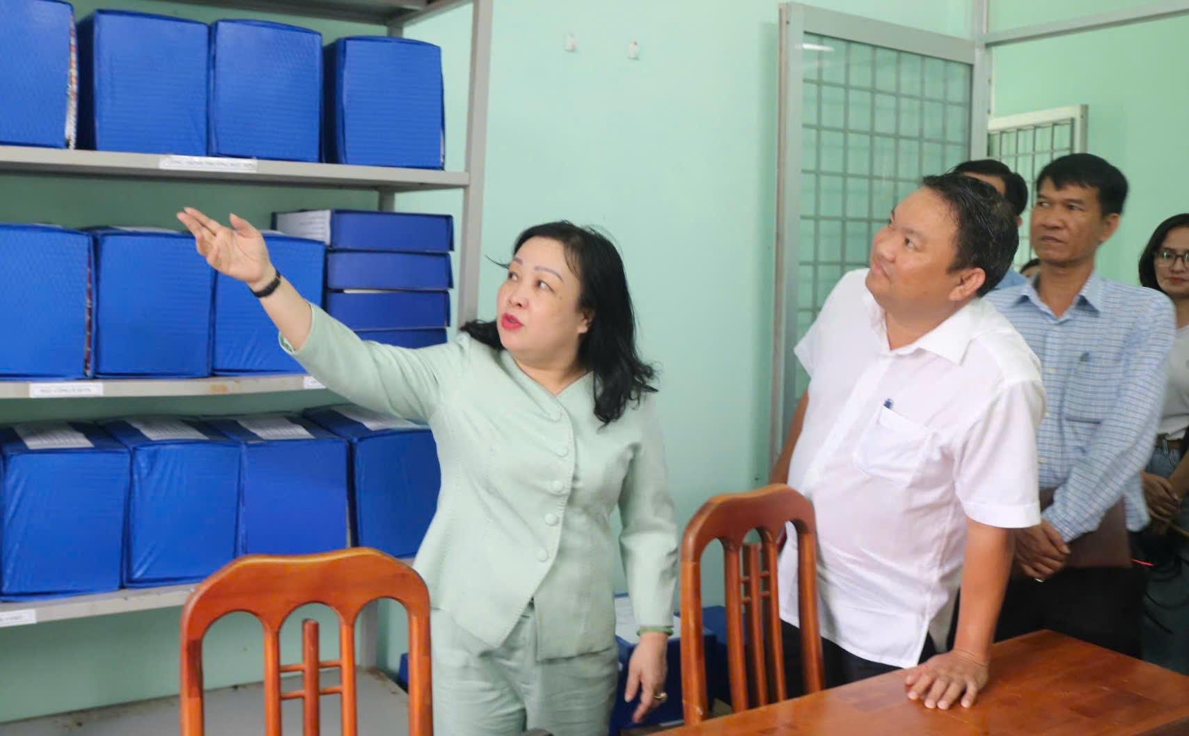 Đồng chí Cao Thị Hòa An kiểm tra công tác lưu trữ hồ sơ tài liệu tại phường Xuân Đài. Ảnh: HÀ MY